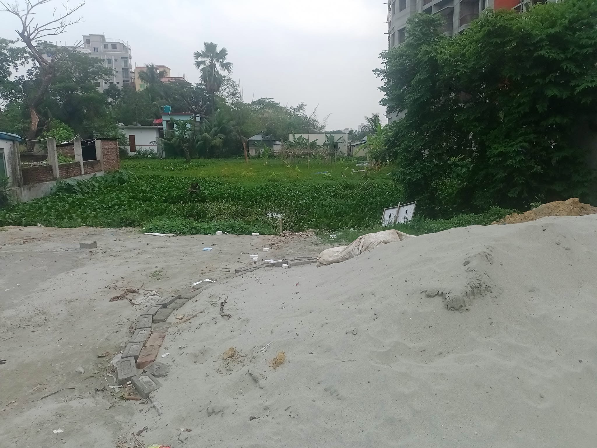 এই জমিটি বিক্রয় করা হবে। জমির পরিমান ৫ কাঠা। উত্তর খান   মৌজা ।