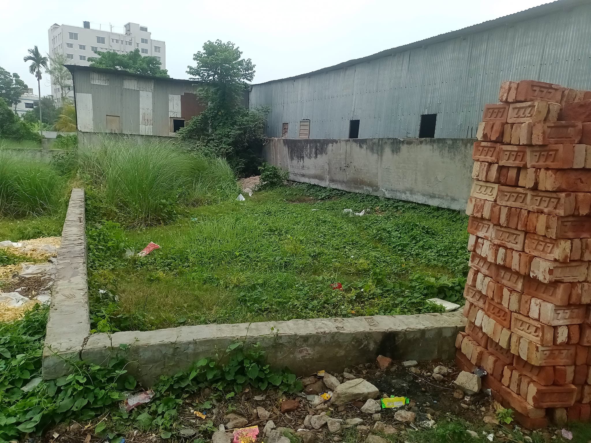 এই জমিটি বিক্রয় করা হবে। জমির পরিমান ৫ কাঠা ও ৩ কাঠা। উত্তর খান গোবিন্দপুর মৌজা