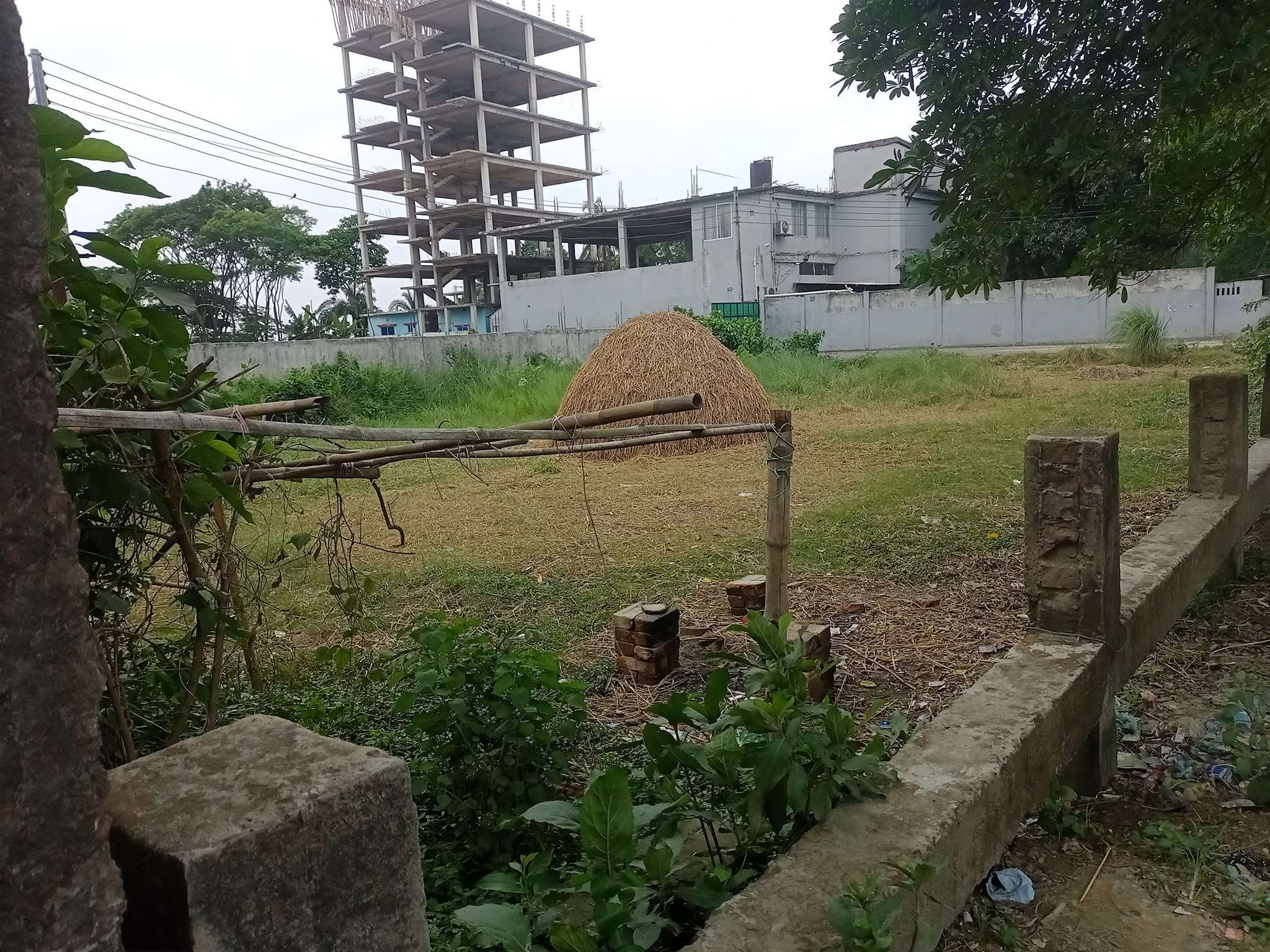এই জমিটি বিক্রয় করা হবে। জমির পরিমান ১০ কাঠা। উত্তর খান গোবিন্দপুর মৌজা।